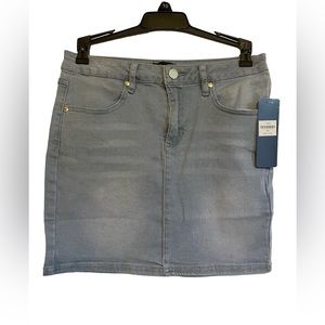 NWT Bebe Women’s size 4 distressed jean skirt 🤩😍💕